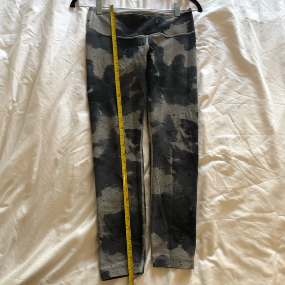 Lululemon Mid Rise Grey Pattern Leggings - Picture 5 of 6